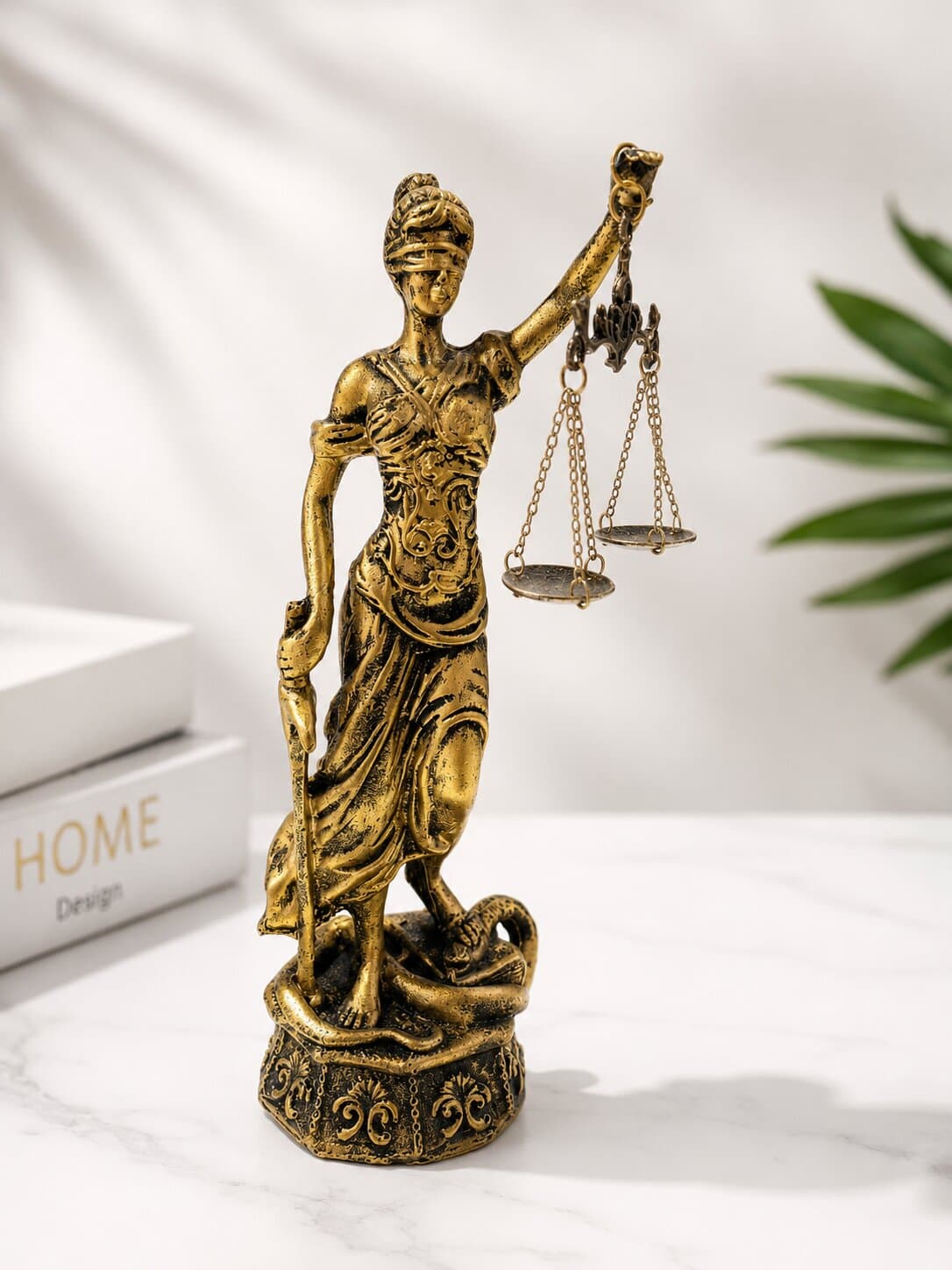 Statujë Dekorative Zonja e Drejtësisë Gold